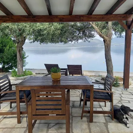 Penelope - Unique Beachfront House Сasa de vacaciones