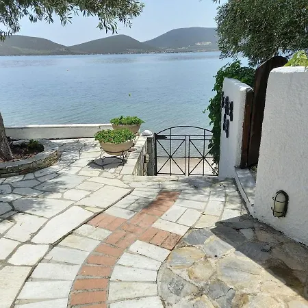 Penelope - Unique Beachfront House Сasa de vacaciones Sourpi