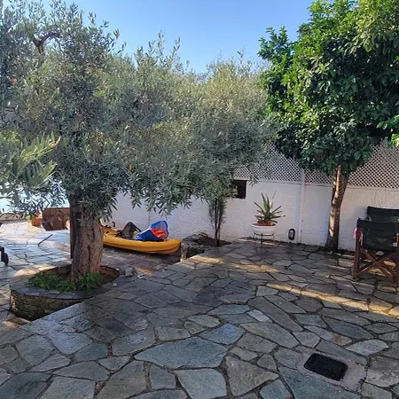 Penelope - Unique Beachfront House Сasa de vacaciones Sourpi
